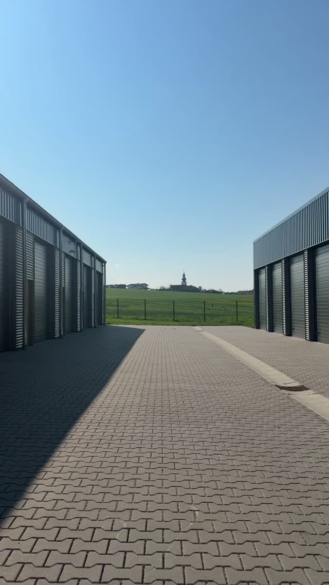 Fahrgasse zwischen den Hallen
